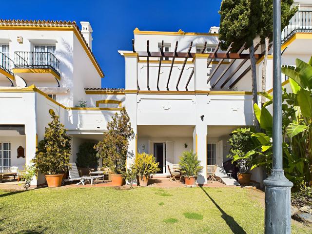 Hermosa y exclusiva propiedad en urbanización entre Marbella. 160m² Estepona