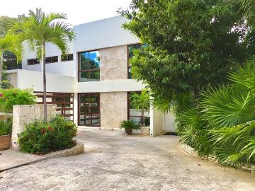 Hermosas Casas de dos Plantas dentro de Residencial con Campo de Golf