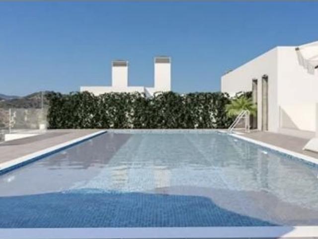 Hermoso ático de tres dormitorios en Estepona con plaza de garaje, trastero y piscina comunitaria