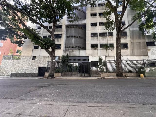 HERMOSO APARTAMENTO DÚPLEX av. La Salle en Colinas de los Caobos