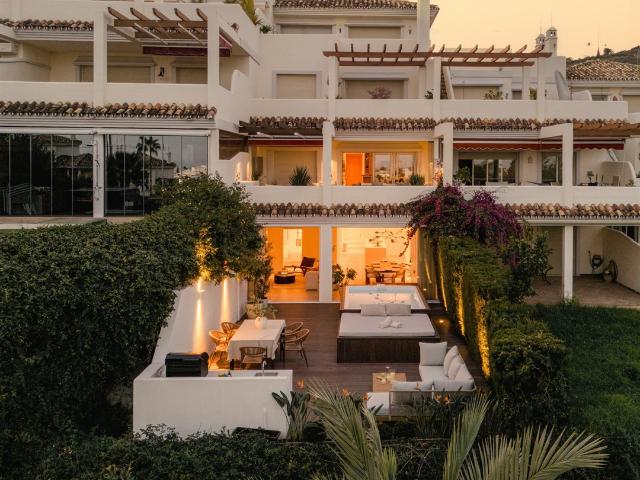 Hermoso apartamento de 3 dormitorios con piscina privada y t. 191m² Marbella