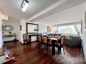 HERMOSO DEPARTAMENTO DUPLEX, EN ESQUINA BIEN DISTRIBUIDO VISTA A CASUARINAS, 3 DORMITORIOS, 2 COCHERAS LINIALES TECHADA EN SÓTANO, 1 DEPOSITO DE 9 METROS. ZONA CÉNTRICA Y FÁCIL ACCESO A COMERCIOS, ENC