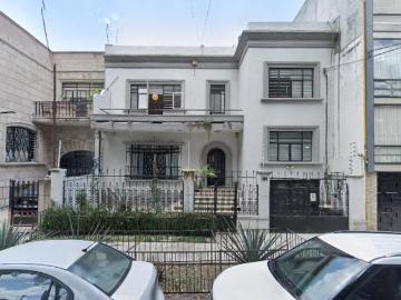 ¡Hermoso inmueble con 4 recámaras de 420 m² en REMATE BANCARIO en Roma Norte!
