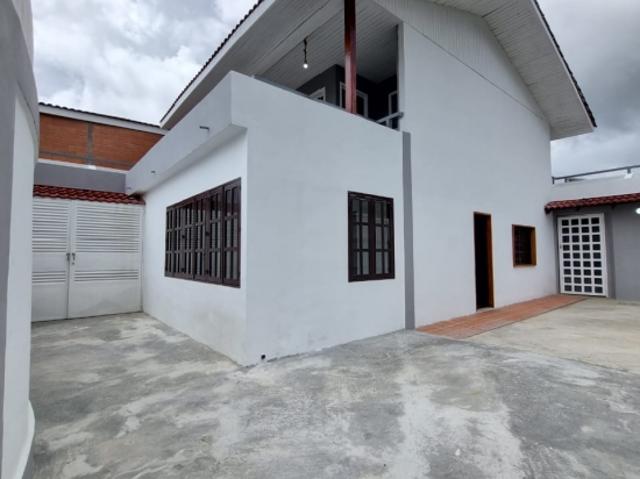 Hermoso Townhouse en venta en Urb Club de Campo San Antonio