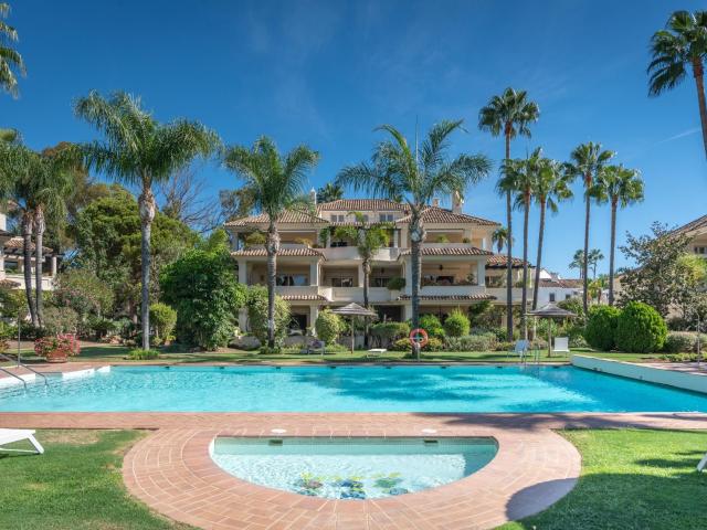 Hermoso y completamente renovado, distribuido en dos niveles. 220m² Marbella