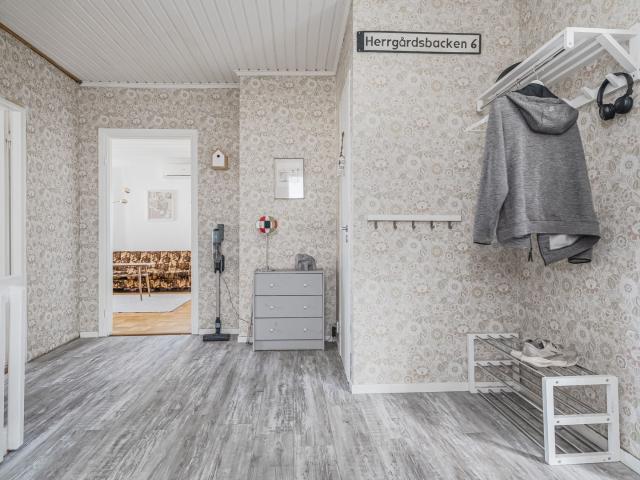 Herrgårdsbacken 6