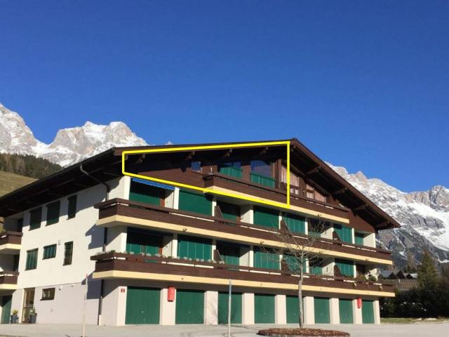 Herrlich gelegene, komplett sanierte 4 Zimmer Dachgeschoss Wohnung in gesuchter Sonnenlage und direkter Liftnähe