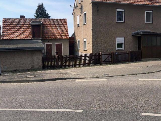 Herrlich gelegenes Baugrundstück mit Garage und Gartenhaus