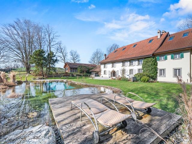 Herrlich renoviertes Bauernhaus mit Schwimmbad und Reitanlagen