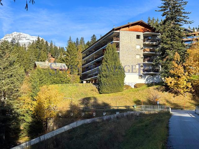Herrliche Aussicht. Crans Montana. Beschäftigte lebenslange Rente