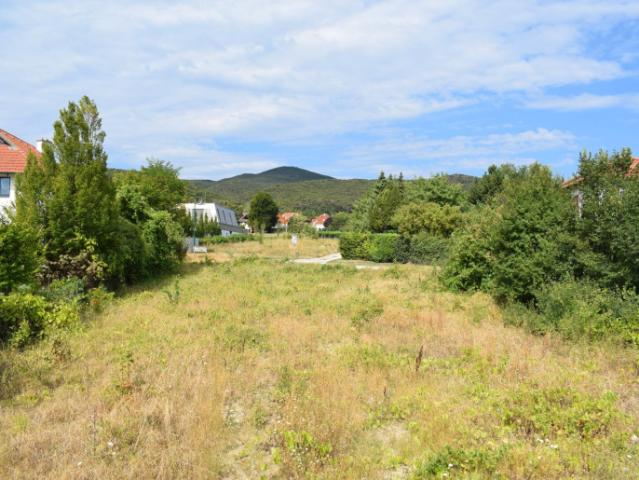 Herrliches großes Grundstück mitten in Sooss, schöner Fernblick und RUHE