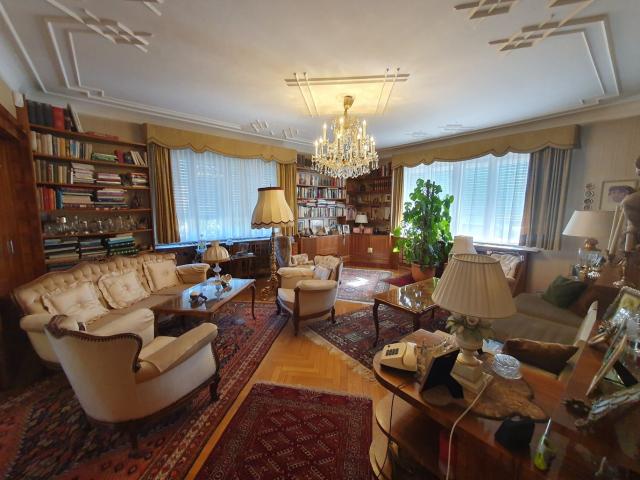Herrschaftliche Villa mit großem Grundstück und Altbaumbestand !
