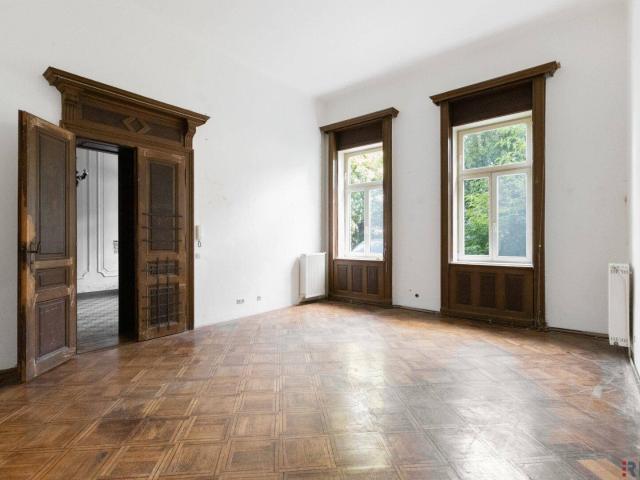 Historische Villa Seutter | sanierungsbedürftige 3 Zimmer Gartenwohnung mit Atrium in Grünruhelage nähe U Bahn | 4,40m Raumhöhe