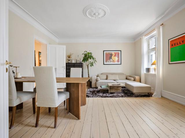Herskabelig 115 m² lejlighed ved Søerne med altan