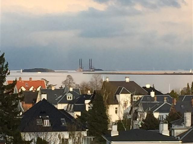 Herskabslejlighed midt i Hellerup. Med udsigt over København, Vand og Parker
