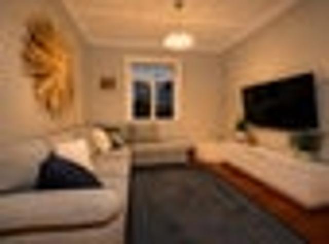 Hey Cutie! 2+ Bedrooms!