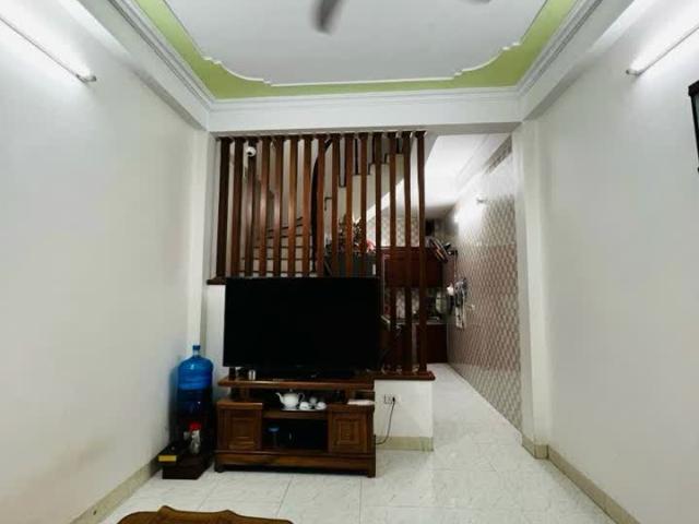 Hiếm, Nhà dân xây gân trường cấp 3 Thạch Bàn. 31m x 4 tầng giá chỉ 2,47 tỷ. Lh 0965858