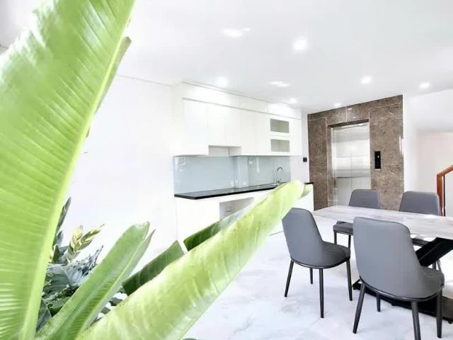 Hiếm. Nhà Lô Góc Phố Sài Đồng 40m2, 6T Thang Máy. Mt 4.5m, Ô Tô Cạnh Nhà 8 Tỷ