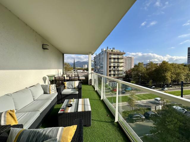 HIDRI IMMO PLUS vous propose en Exclusivité un appartement avec grande terrasse plein Sud à Grenoble