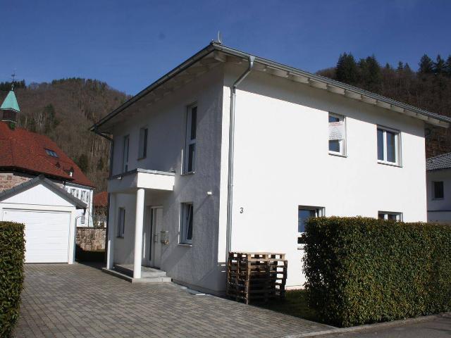 Hier können Sie direkt einziehen. ein Grundstück mit eigenem kleinen Bachlauf, hochwertig und geschmackvoll ausgestattetes Wohnhaus.