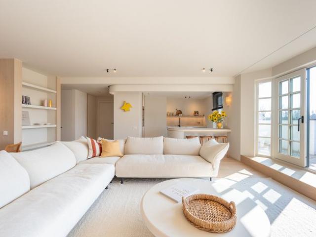 High end gerenoveerd hoekappartement in het prestigieuze.