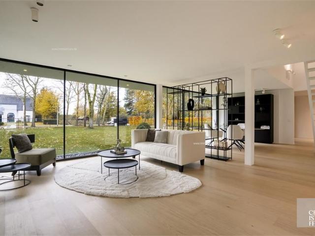 High end gerenoveerde eigentijdse villa op een perceel van 4.379m2 te Hasselt!