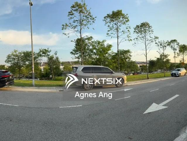 High Floor Private CORNER Large Balcony facing Sri Petaling! Cozy and Nice Renovation walk to MRT Naga Emas Corner Grilled Gate at condo entrance with additional storage and security!