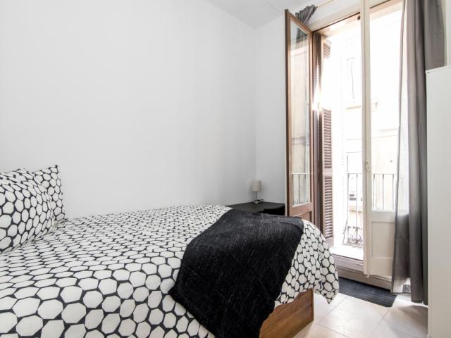 High quality double bedroom with balcony, in historical El Raval