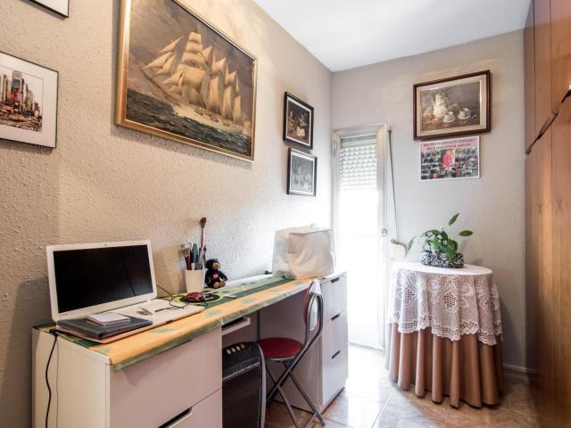 High quality single bedroom, close to the Sant Martí metro station, just for female tenants