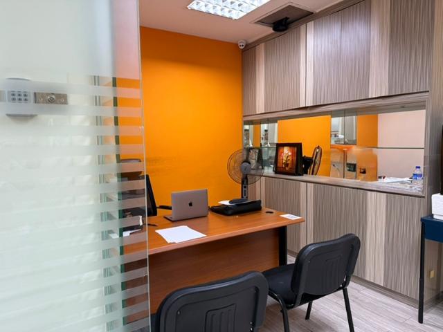 High Street Centre Mall Shop For Sale, $1,100,000646 sqft $1,703.00 psf