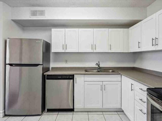 Highland Village Studio Apartment for Rent at 400 Sandringham Cres, London, ON N6C 5A8 Highland