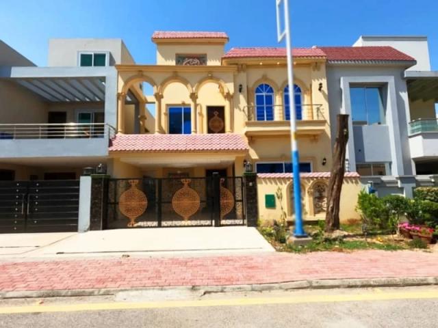 Highly Coveted Prime Location Main Boulevard 8 Marla House Is Availabl Lahore Bahria Nasheman ID 92232