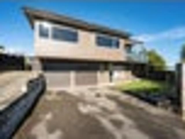 Hilltop Haven with Space, Sunshine & Stunning