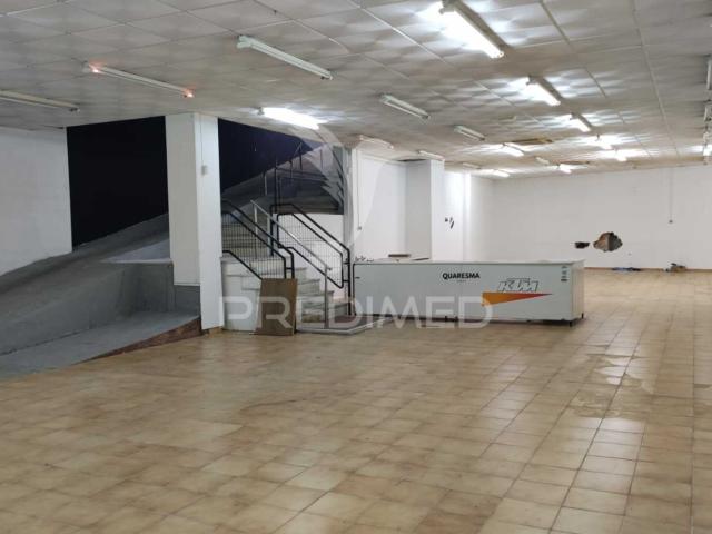 Hiper Loja, centro Almada, arrendada investimento
