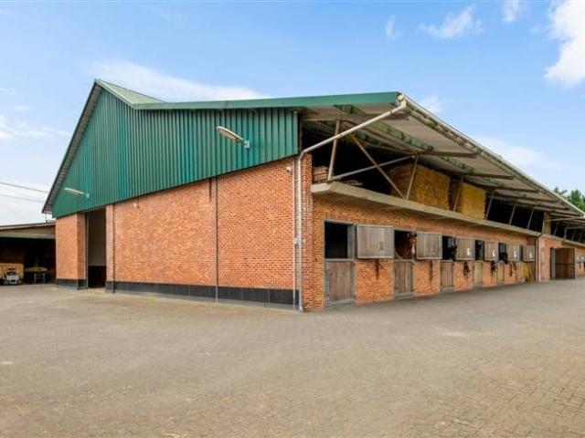 Hippisch complex met binnen en buitenpiste
