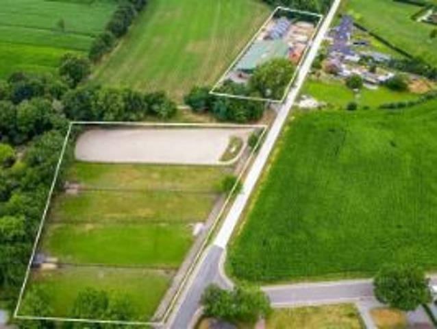 Hippisch complex met binnen en buitenpiste