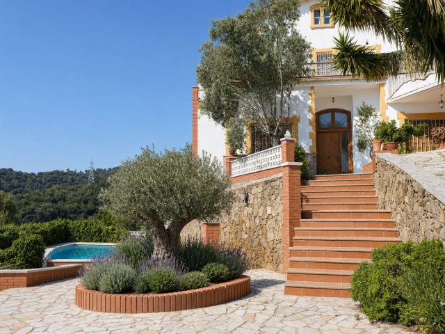 Histórica finca mediterránea sobre Barcelona | Santuario privado con vistas al mar