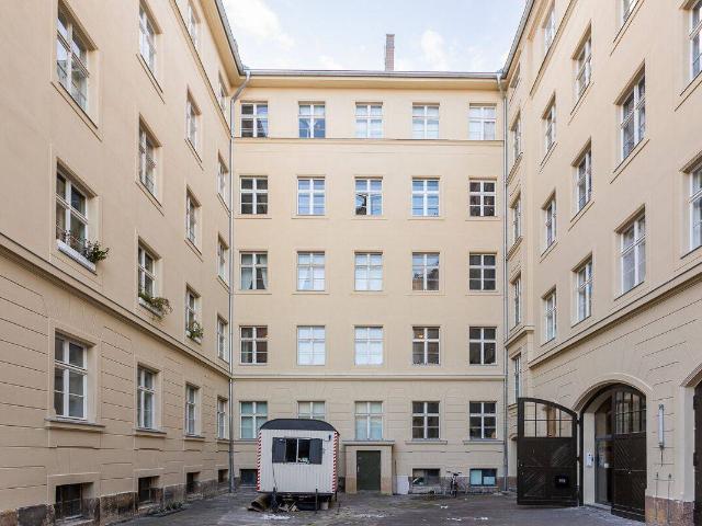Historische Altbau Wohnung inkl. Einbauküche, Gäste WC, Kamin Fantastische Lage in Berlin Mitte!