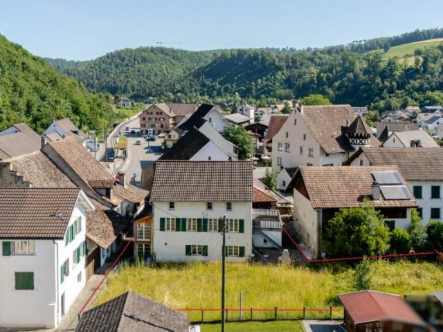 Historisches 11 Z' Haus mit zwei Garagen und viel Um /Ausbaupotenzial