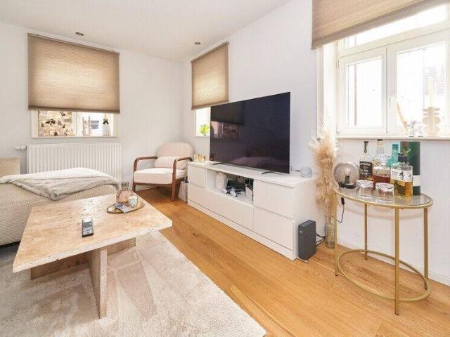 Historisches Ambiente Sanierte 2 Zimmer Wohnung mit Terrasse zum Verkauf
