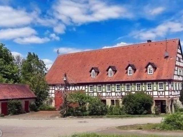Historisches Anwesen mit Denkmalschutz, Nebengebäude und weiteren Flächen