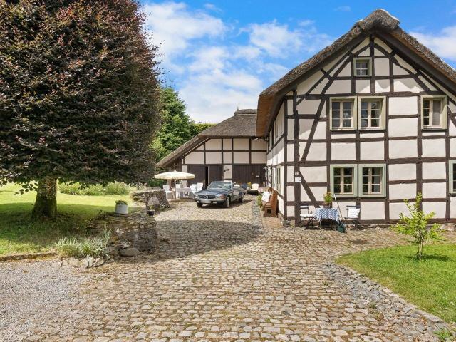 Historisches Bauernhaus mit Reetdach und kleinem Pferdestall in Monschau Widdau