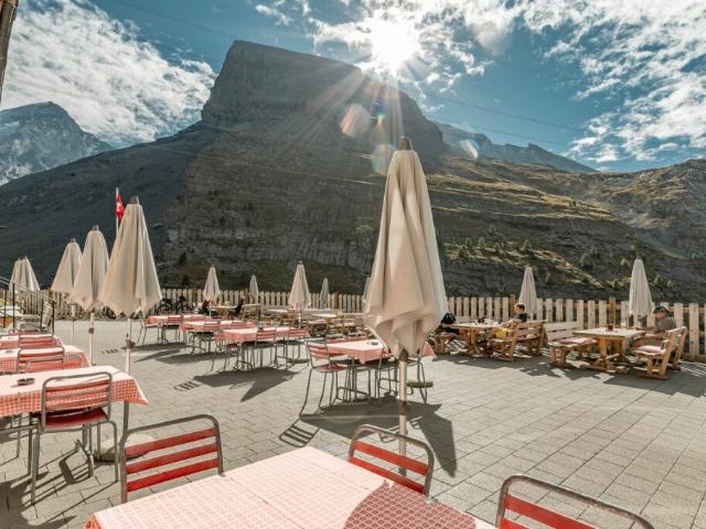 Historisches Berghotel Schwarenbach inmitten der imposanten Bergwelt am Gemmipass