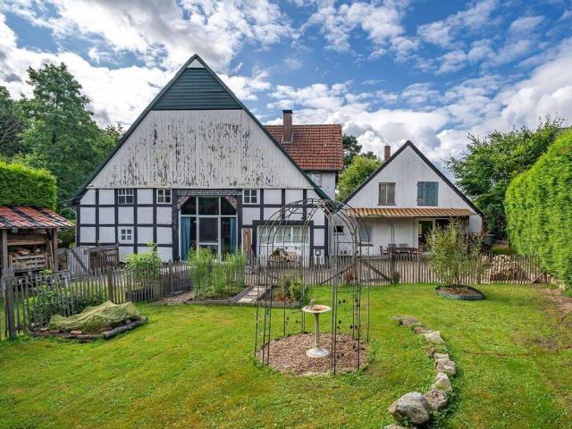 Historisches Fachwerk Hofgebäude mit massiv gebautem Haupthaus und angrenzender Scheune in idyllischer Lage von Enger Pödinghausen