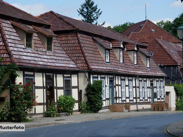 Historisches Fachwerkhaus mit Nebengebäude