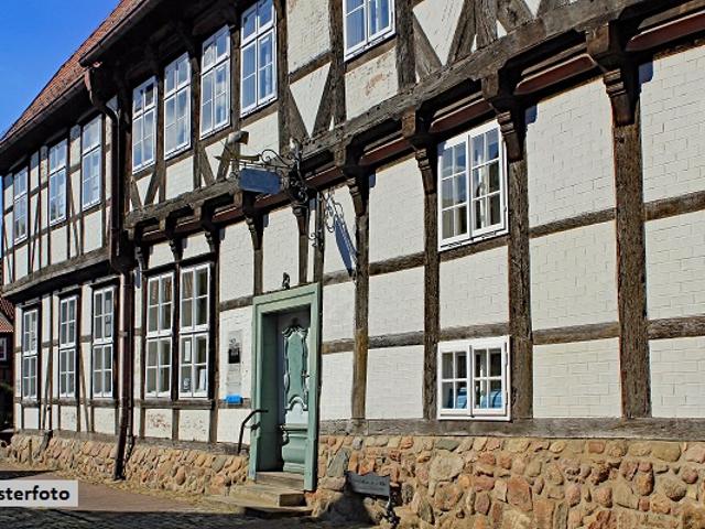 Historisches Fachwerkhaus mit Nebengebäude
