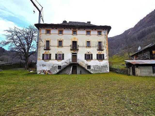 Historisches Haus von 12 loc. mit großem Grundstück und schönem freiem Blick, sehr sonnig und ruhig