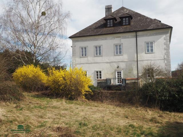 Historisches Herrenhaus mit Nebengebäuden in schönster Alleinlage in NÖ