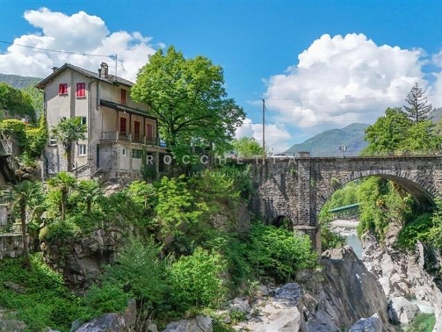 Historische Osteria mit Unterkünften an einem einzigartigen Standort in Ponte Brolla