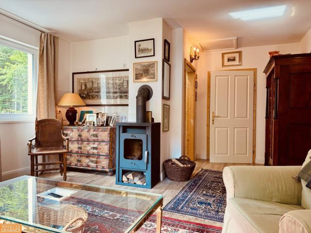 Historisches Sacherl mit ca. 1.200 m² Bauland, Quelle, Kapelle, Wald und saniertem Wohngebäude Einzellage nebst Gmunden